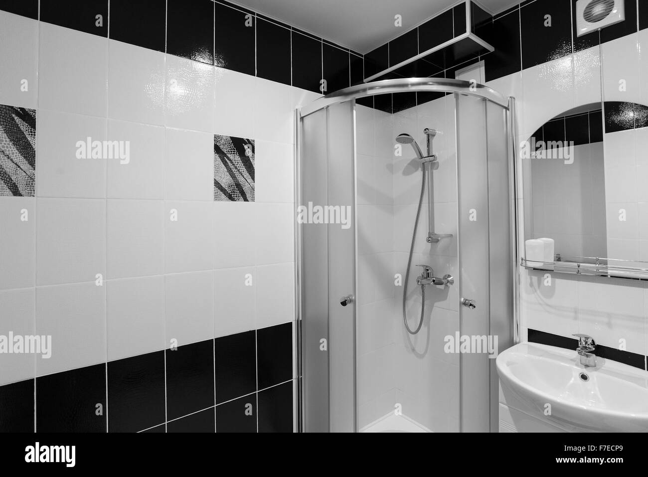 L'intérieur des douches avec toilettes sont en noir et blanc Banque D'Images