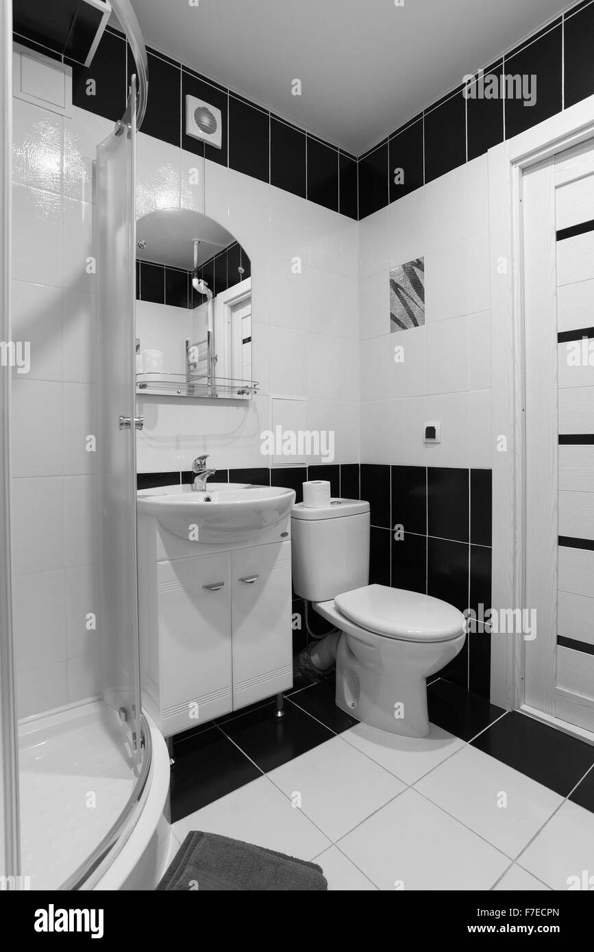 L'intérieur des douches avec toilettes sont en noir et blanc Banque D'Images