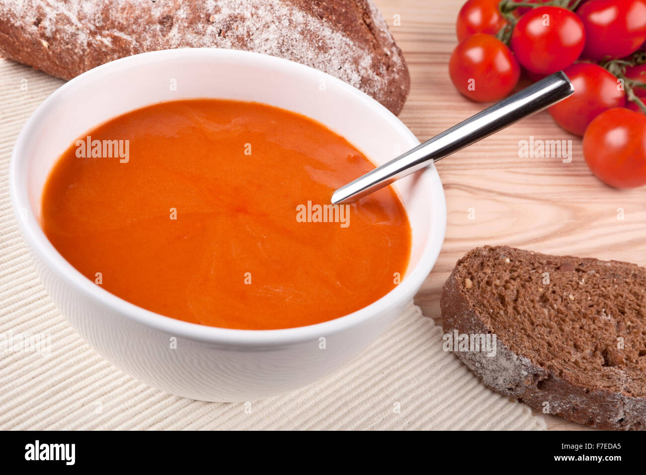 Soupe de tomate avec du pain rustique. Banque D'Images