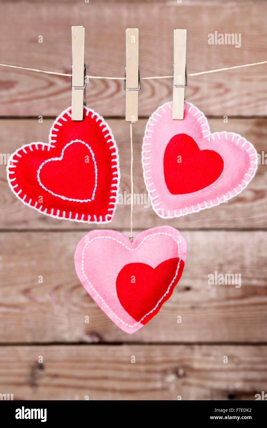 Une corde avec mignon Saint-valentin coeurs décorations sur un fond rustique. Banque D'Images