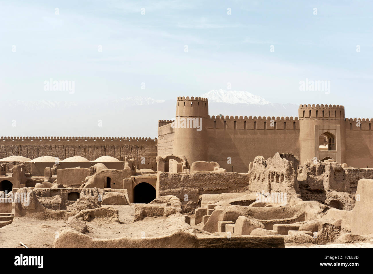 Ruines, tours et remparts de la forteresse citadelle Arg-e Rayen, province de Kerman, Iran Banque D'Images