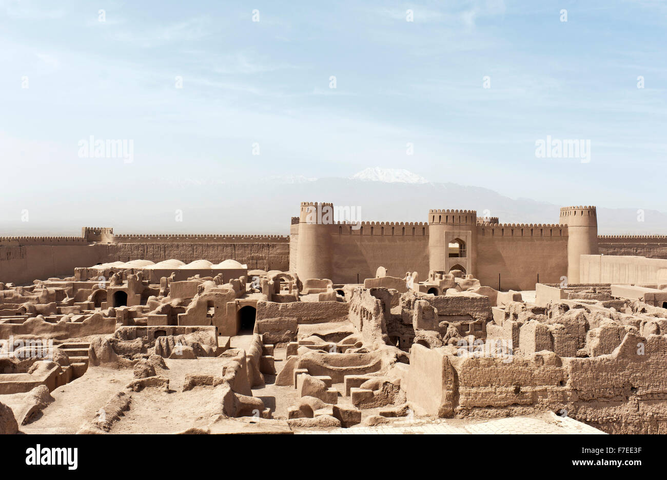 Ruines, tours et remparts de la forteresse citadelle Arg-e Rayen, province de Kerman, Iran Banque D'Images