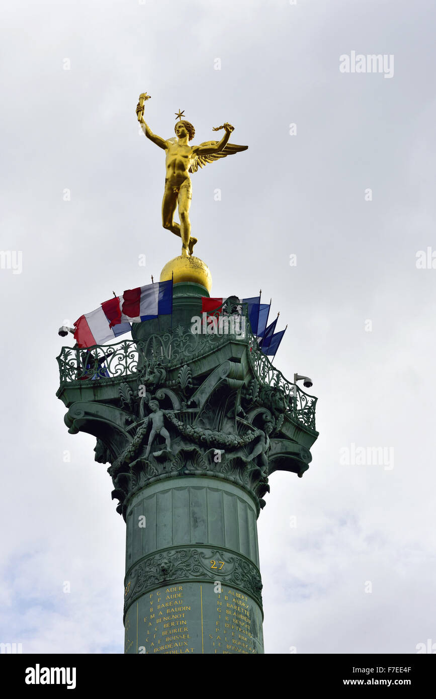 Colonne de Juillet ou Colonne de Juillet avec drapeau national, colonne commémorative pour les victimes de la révolution de juillet en 1830, Paris Banque D'Images