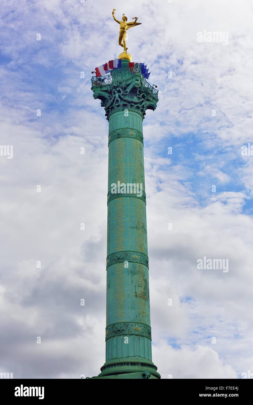 Colonne de Juillet ou Colonne de Juillet avec drapeau national, colonne commémorative pour les victimes de la révolution de juillet en 1830, Paris Banque D'Images