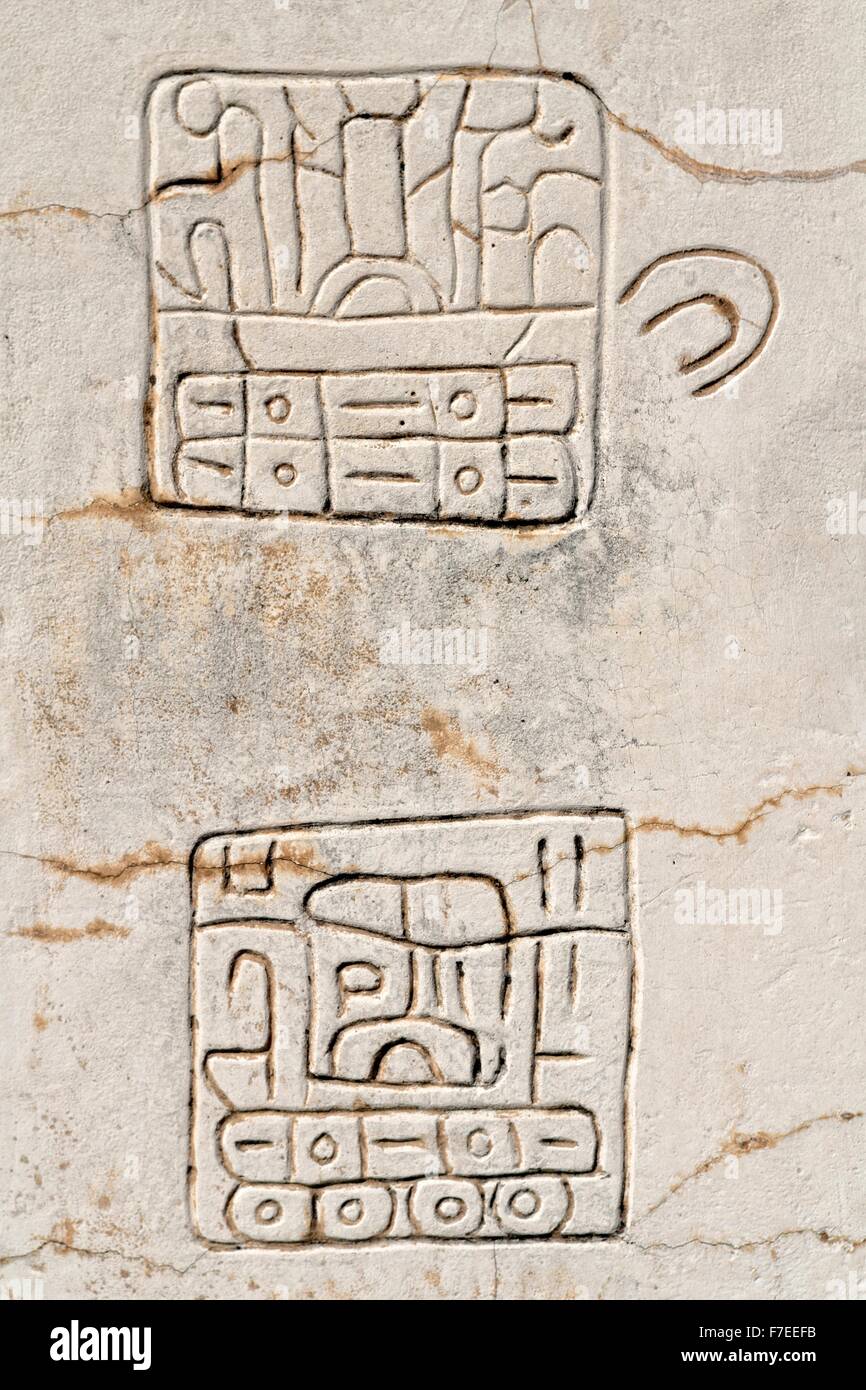 Deux hiéroglyphes sur stèle de marbre à Plaza de la Estela, Ruines de Xochicalco, Cuernavaca, Morelos, Mexique Banque D'Images