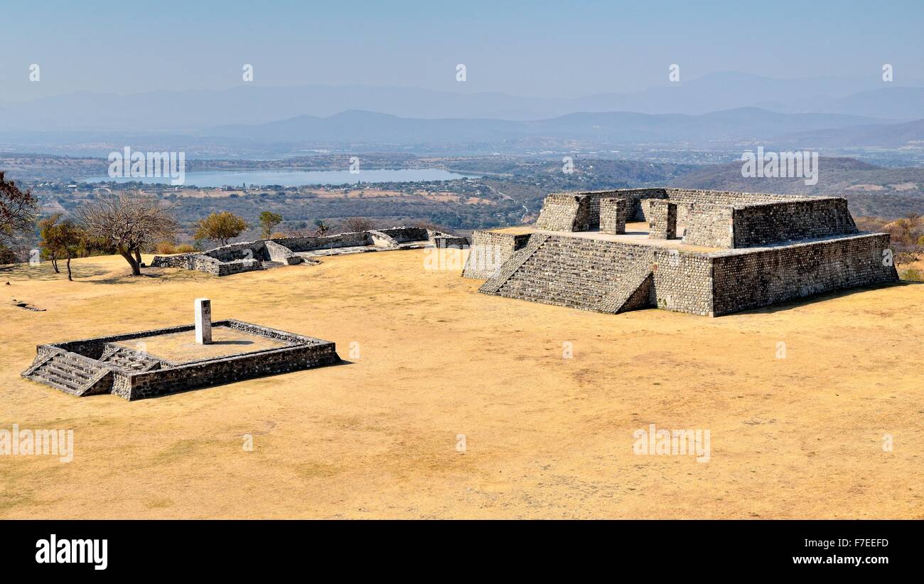 Vue sur la Plaza de la Estela de Gran Piramide, Laguna de Coatetelco derrière, Ruines de Xochicalco, Cuernavaca, Morelos, Mexique Banque D'Images