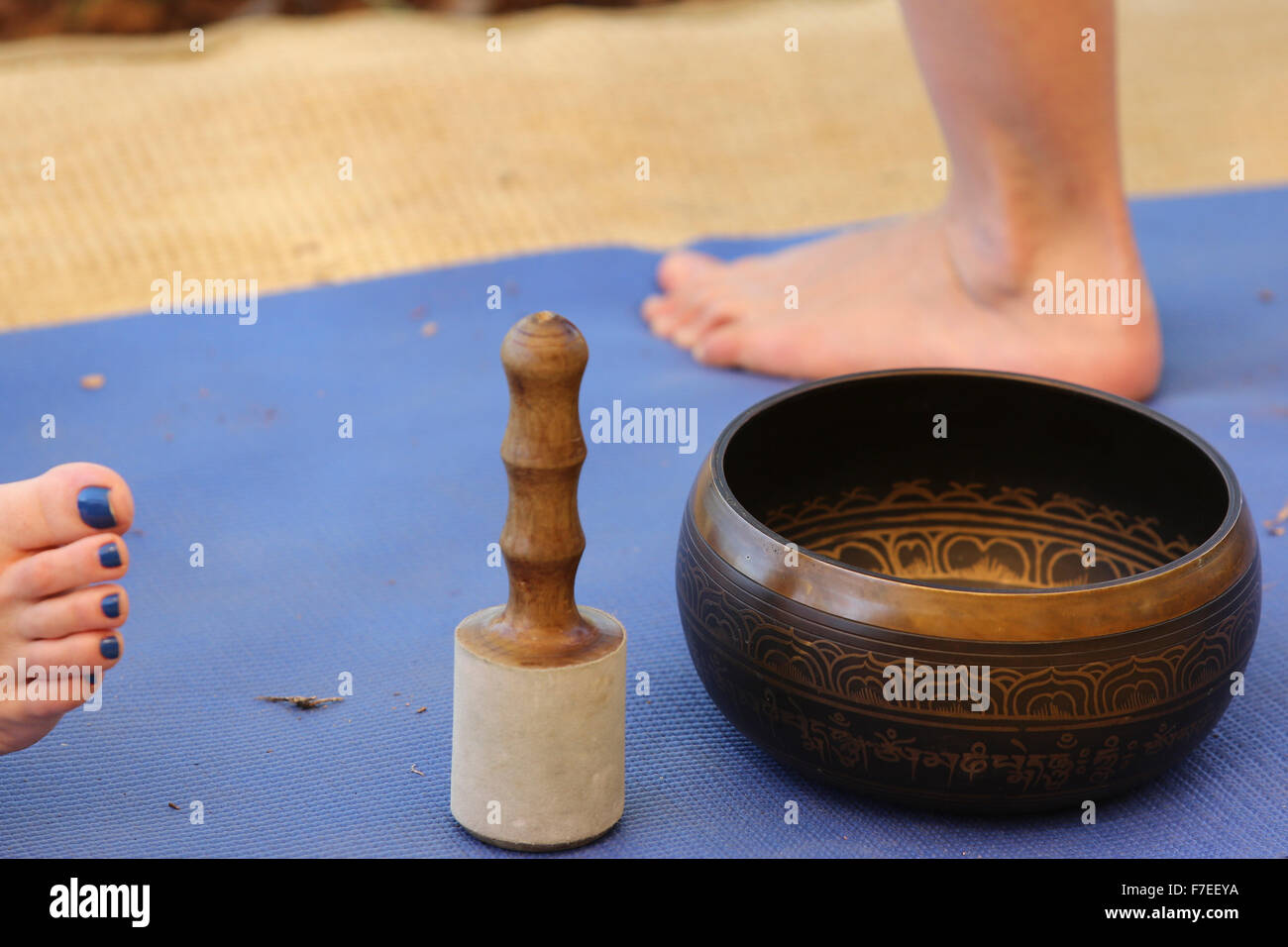 La méditation tibétaine bol chantant ou bol utilisé par un groupe de méditation Banque D'Images