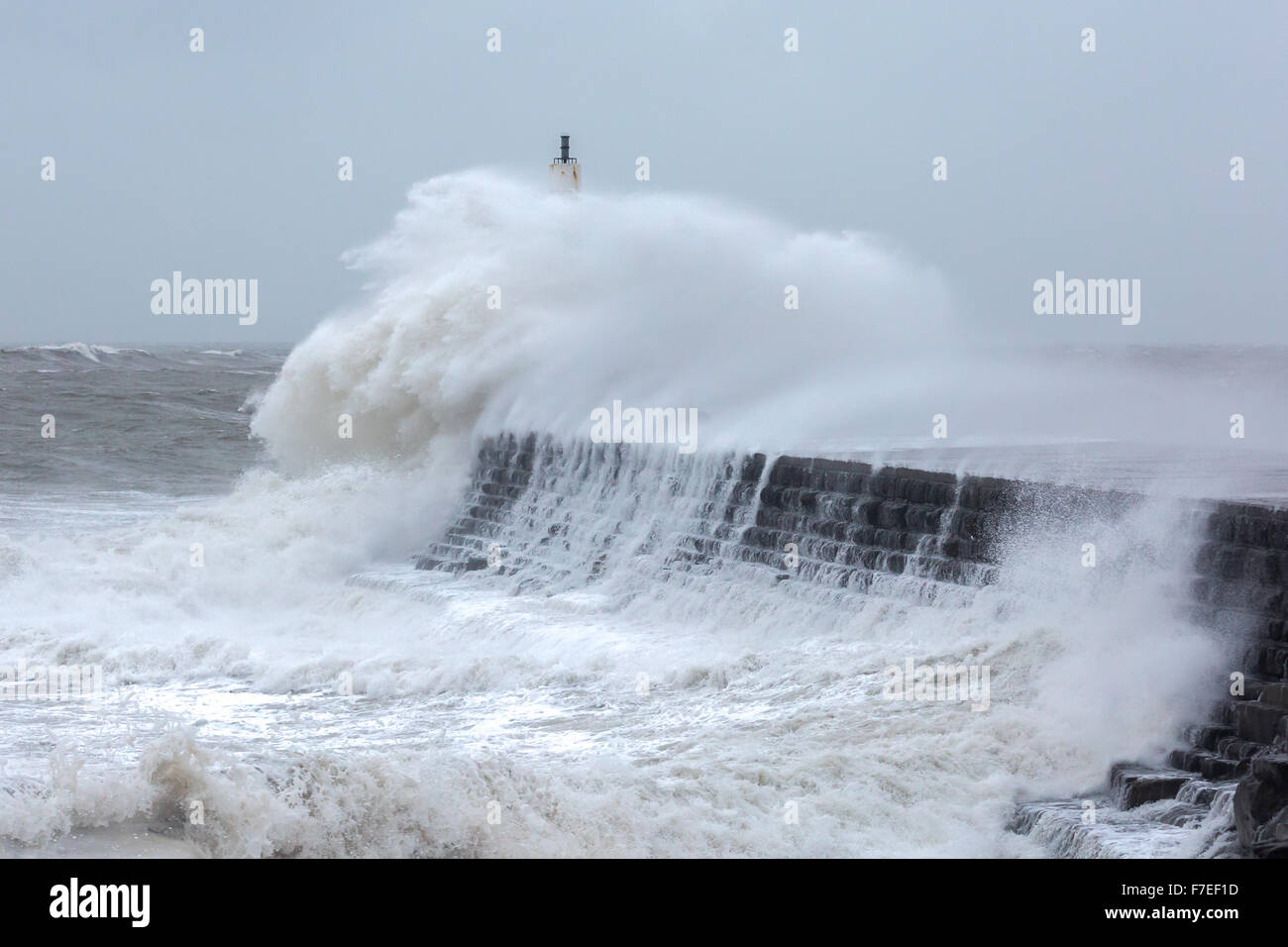 Au cours de l'onde immense clodagh tempête sur la fin de la jetée d'Aberystwyth Banque D'Images