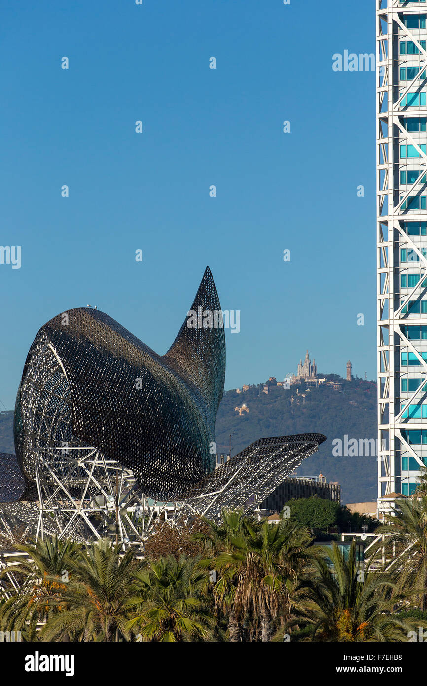 Sculpture de baleine à Barcelone au port Olympique - ouvrir des lignes. Banque D'Images