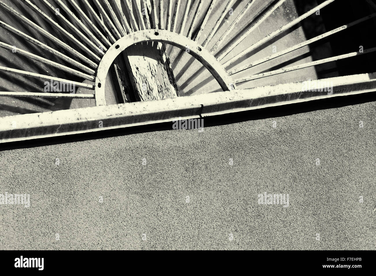 Noir et Blanc résumé d'un châssis de fenêtre en métal contre un mur de béton avec des ombres de la lumière du soleil Banque D'Images Noir et Blanc résumé d'un châssis de fenêtre en métal contre un mur de béton avec des ombres de la lumière du soleil Banque D'Images