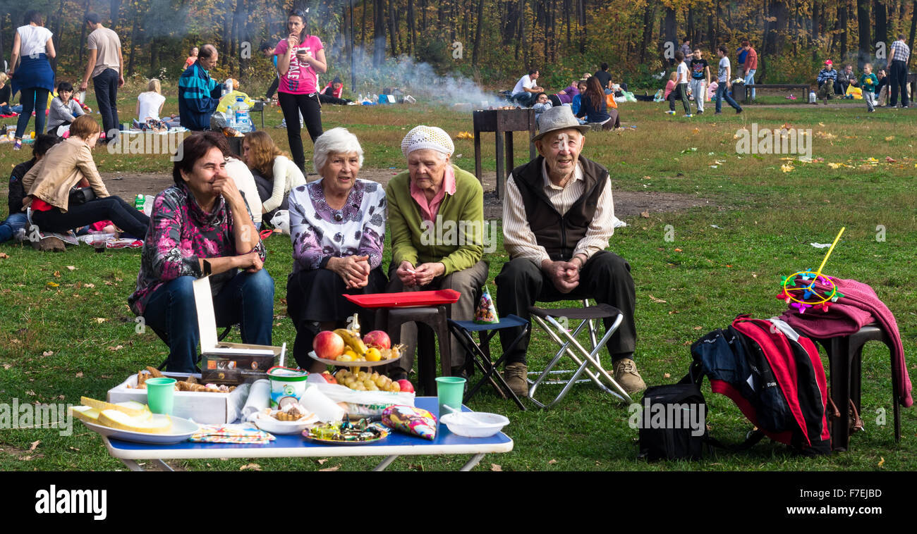 25/09 - Fédération de retraités âgés assis dans un groupe dans un parc local en Ufa Russie pendant l'automne de 2015 Banque D'Images