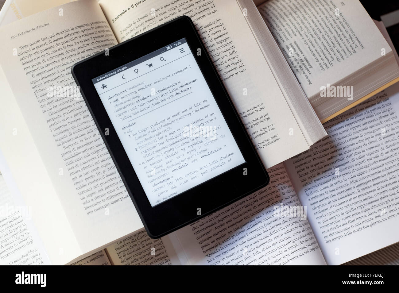 Un ebook reader sur plusieurs livres Banque D'Images