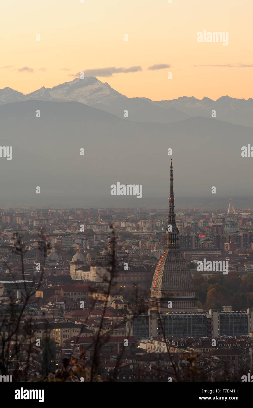 La ville de Turin au coucher du soleil - Mole Antonelliana et les Alpes Banque D'Images