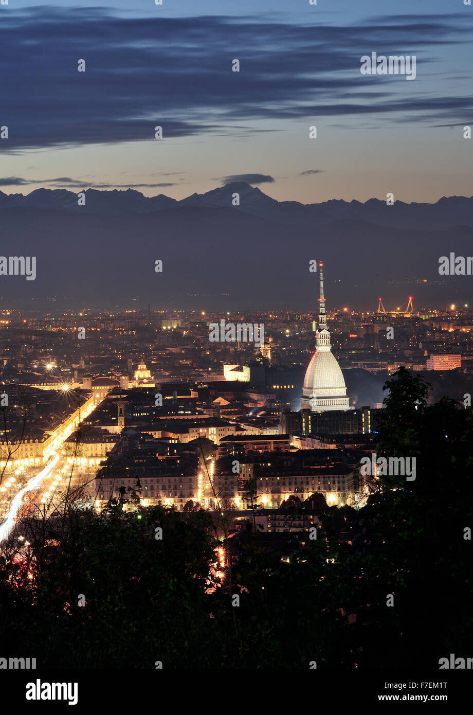 La ville de Turin au coucher du soleil - Mole Antonelliana, via Po et les Alpes Banque D'Images
