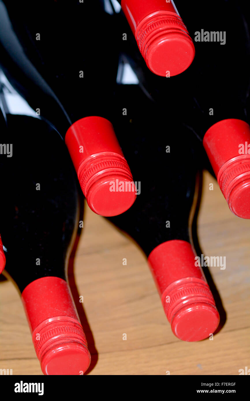 Des bouteilles de vin rouge en bois empilés dans un magasin de vin dans des bacs Banque D'Images