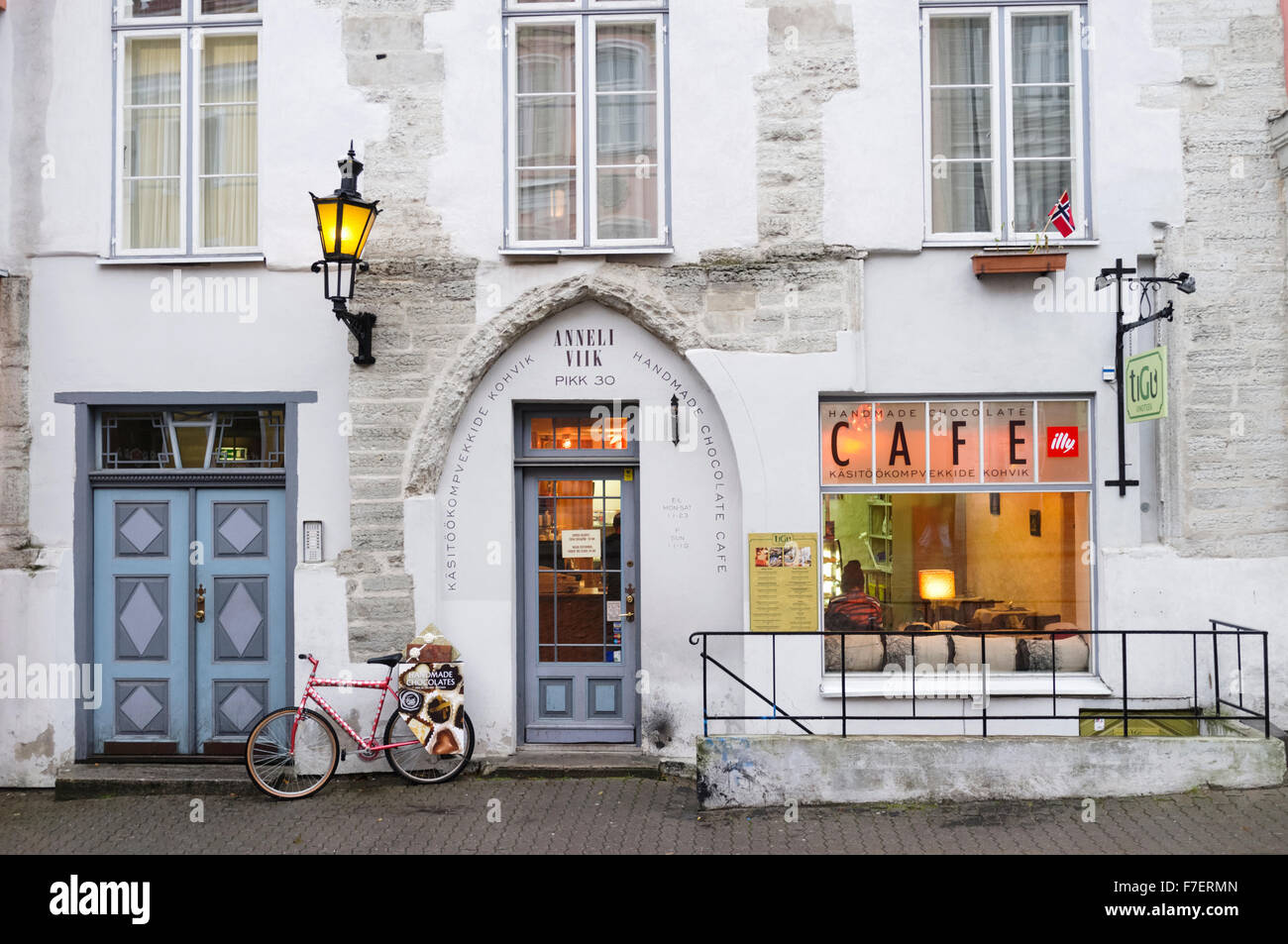 Anneli Viik Cafe Chocolat dans la vieille ville de Tallinn, Estonie Banque D'Images
