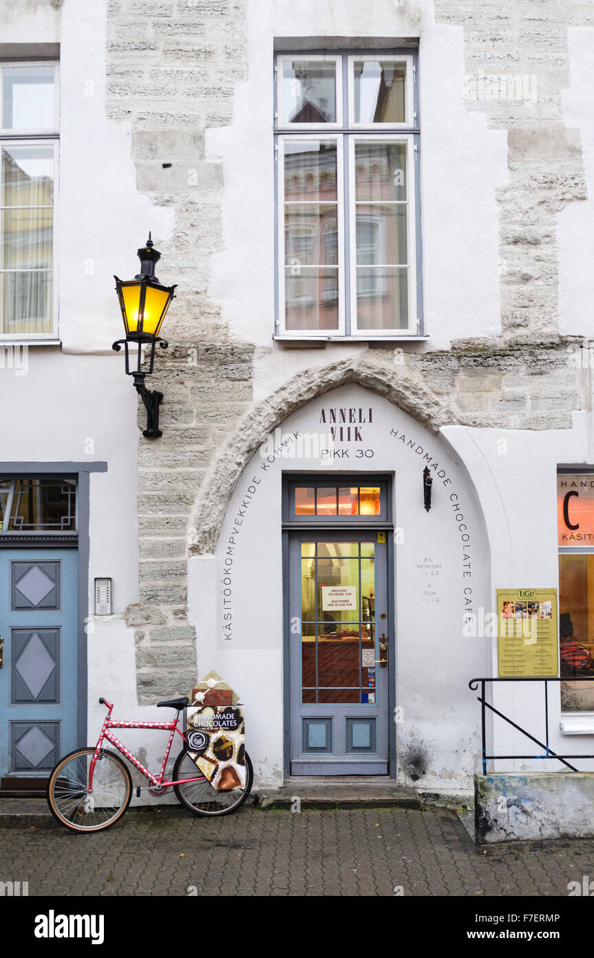 Anneli Viik Cafe Chocolat dans la vieille ville de Tallinn, Estonie Banque D'Images