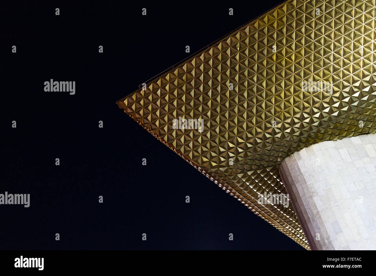 Golden triangle carrelée toit d'un musée contemporain en russe crée une image couleur abstrait contre le ciel de nuit Banque D'Images