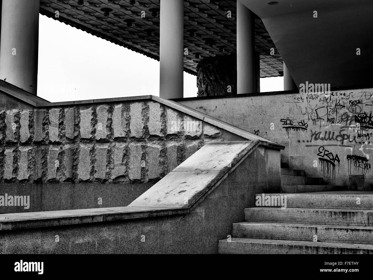 Les diagonales d'architecture avec escalier et d'un espace couvert de graffitis vandalisée - l'idée de l'ancien bâtiment de style combiné de travail w Banque D'Images