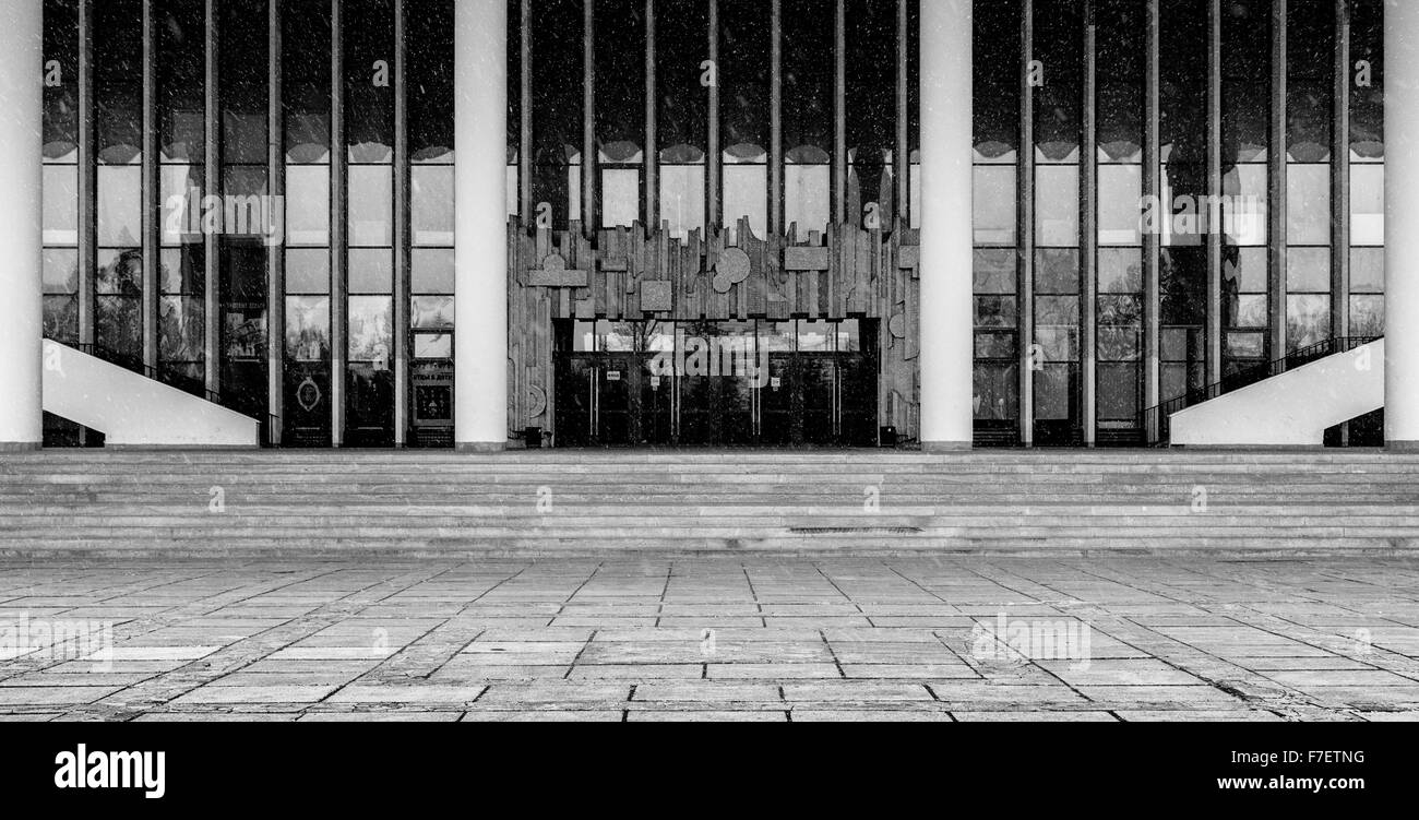 Lignes verticales créent un sentiment d'ordre dans cette photographie d'entrée d'un théâtre à Ufa, en Russie. Symétrie permet d'harmoniser un sen Banque D'Images