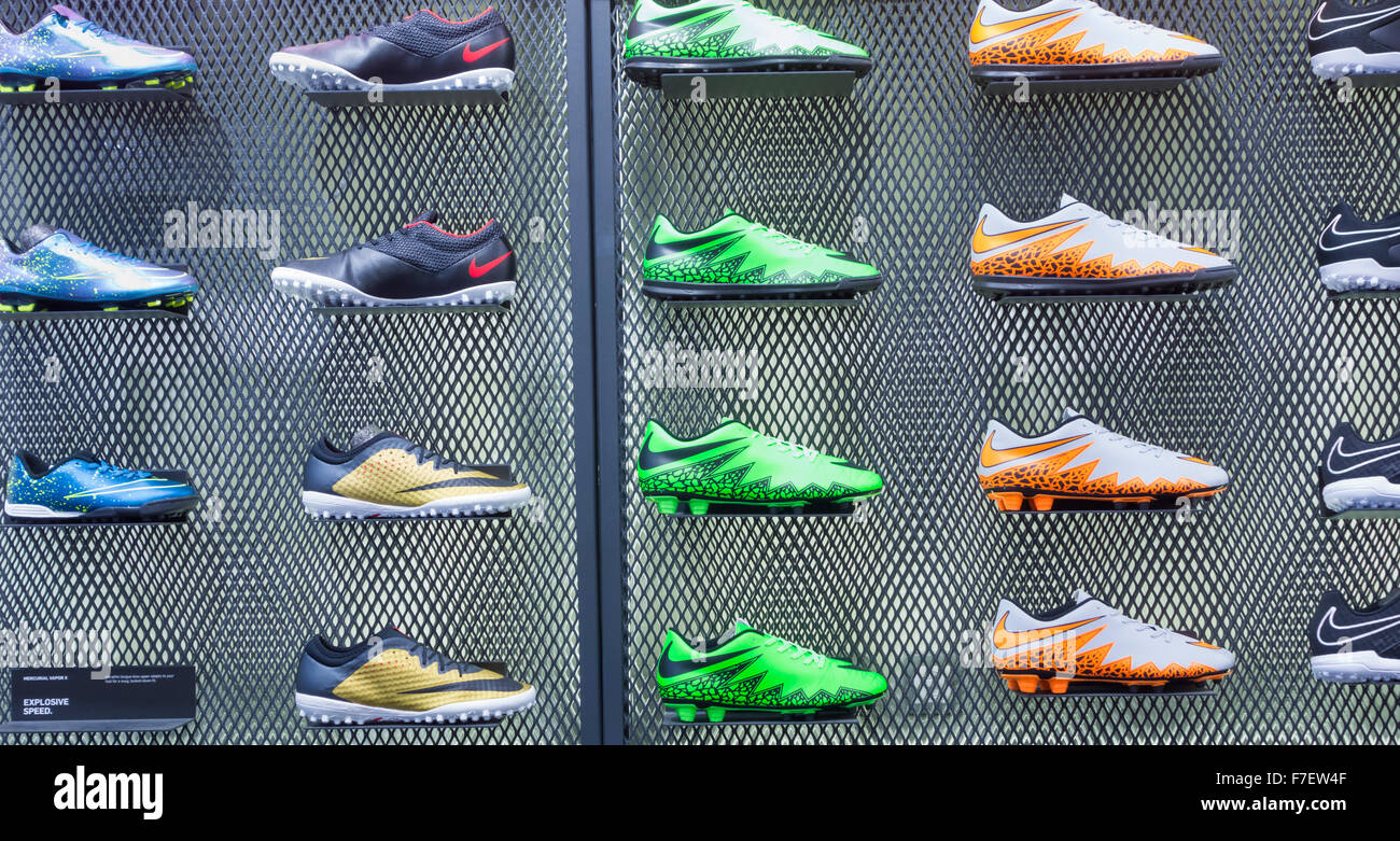 Chaussures de football Nike dans l'affichage en magasin de sport JD UK  Photo Stock - Alamy