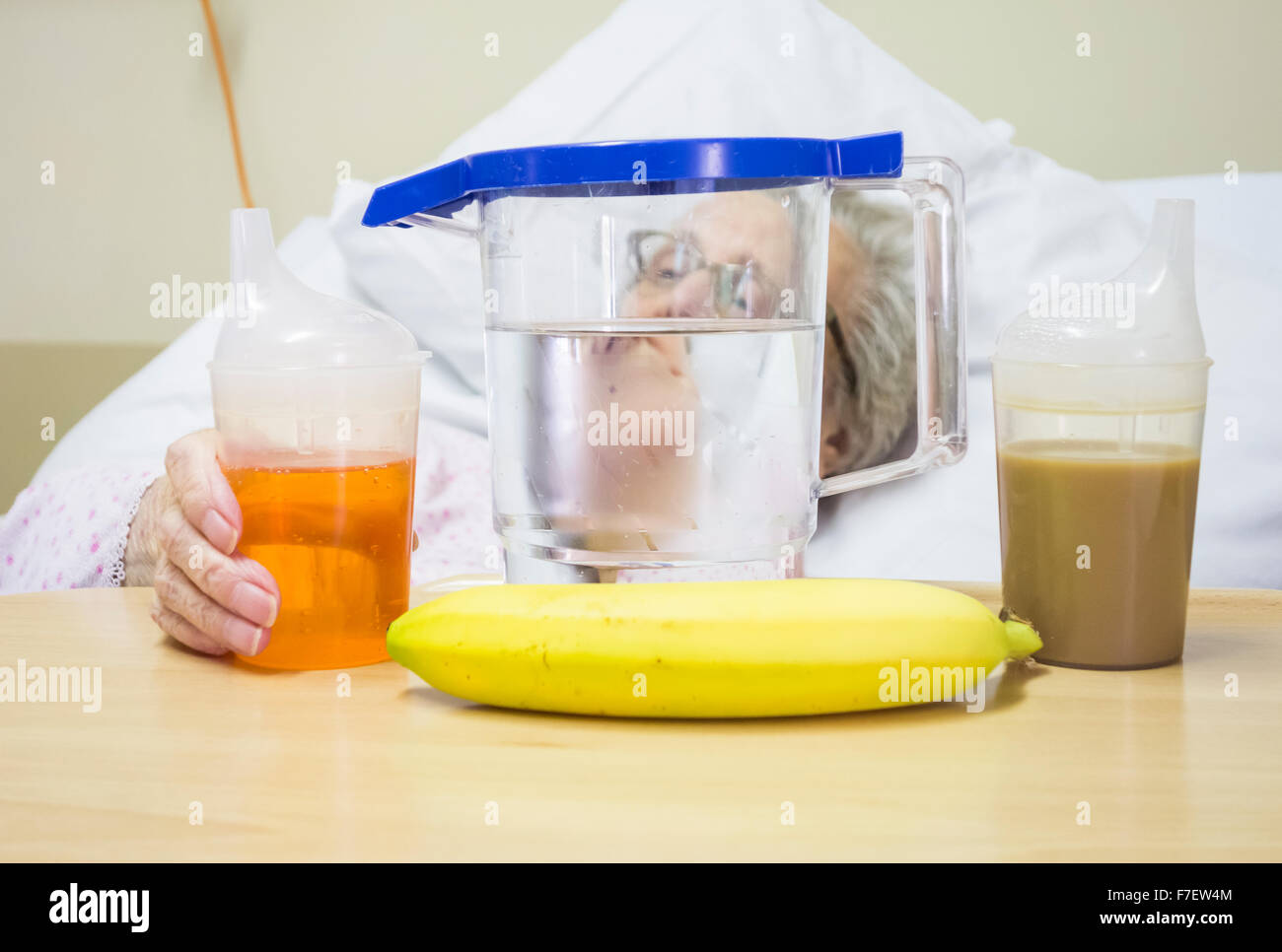 Elderly patient nhs hospital bed ward Banque de photographies et d
