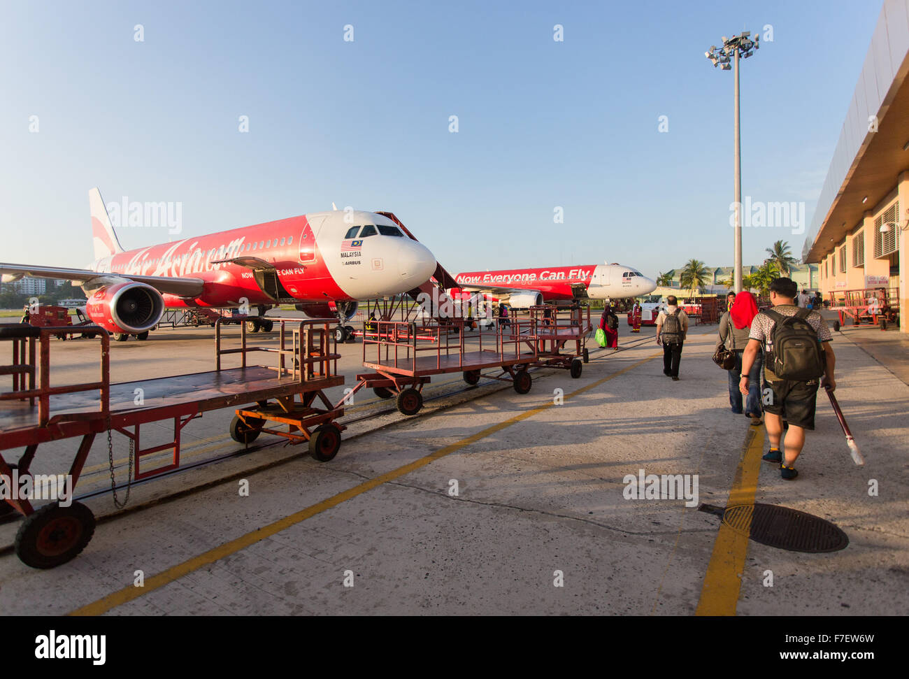 Les passagers débarquant d'Asie de l'air Airbus A320 sur le tarmac de l'Aéroport International de Kuala Lumpur (KLIA 22) Banque D'Images