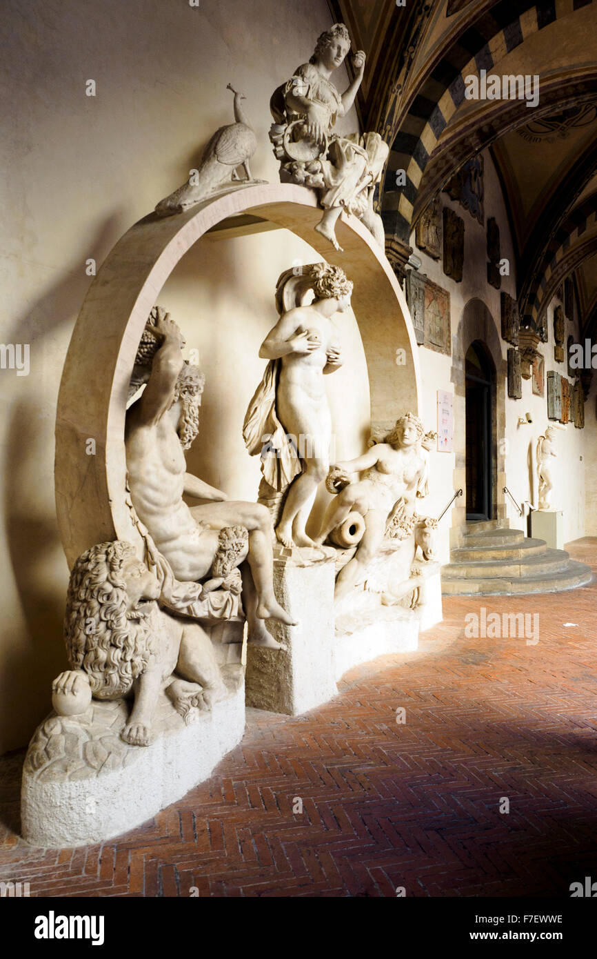 Fontaine de la Sala Grande par Bartolomeo Ammannati (1511-1592) (reconstruction du projet d'origine avec des copies en plâtre de Juno et deux paons et l'arc en ciel) en Museo Nazionale del Bargello, Florence, Italie Banque D'Images