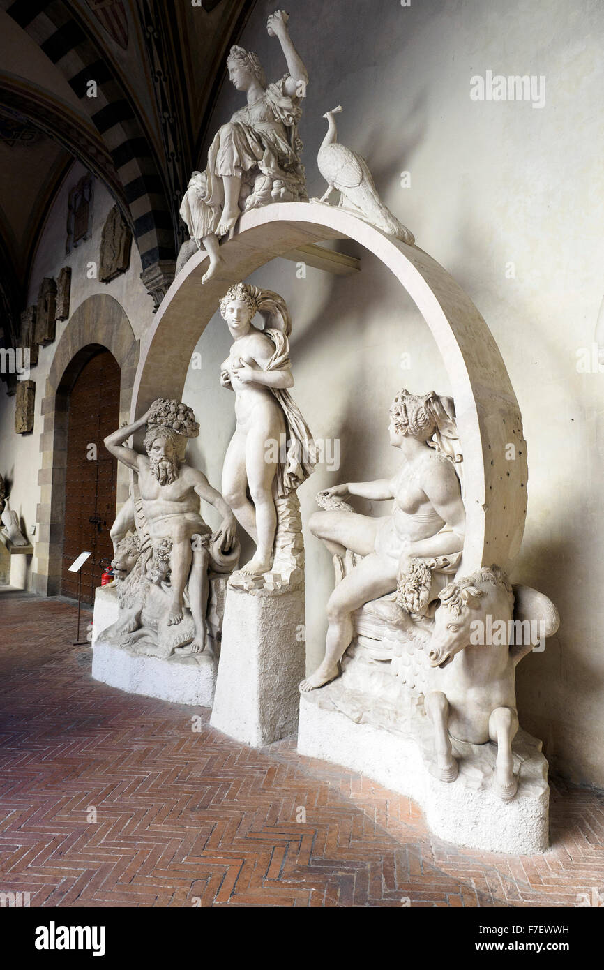Fontaine de la Sala Grande par Bartolomeo Ammannati (1511-1592) (reconstruction du projet d'origine avec des copies en plâtre de Juno et deux paons et l'arc en ciel) en Museo Nazionale del Bargello, Florence, Italie Banque D'Images