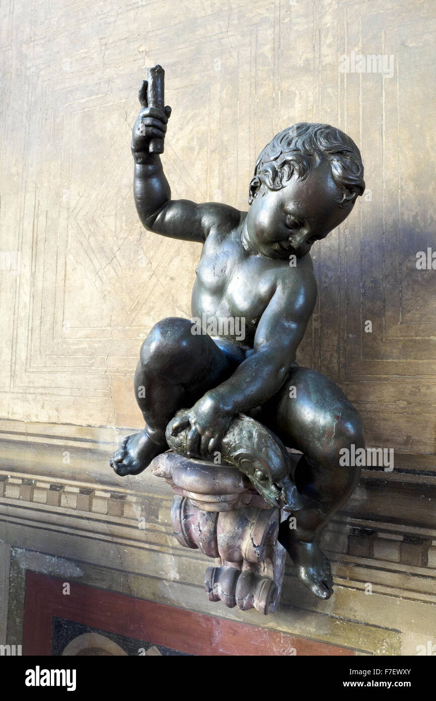 Putto de pêche de Giambologna (1529-1608) fontaine de bronze décoration du jardin du Casino di San Marco - Museo Nazionale del Bargello, Florence, Italie Banque D'Images