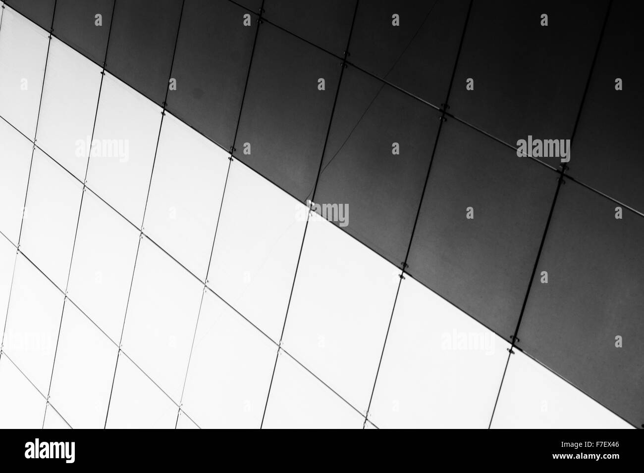 Résumé monochrome noir et blanc photographie d'un grand bâtiment avec des blocs bloc carrelage séparant la diagonale dynamique comp Banque D'Images