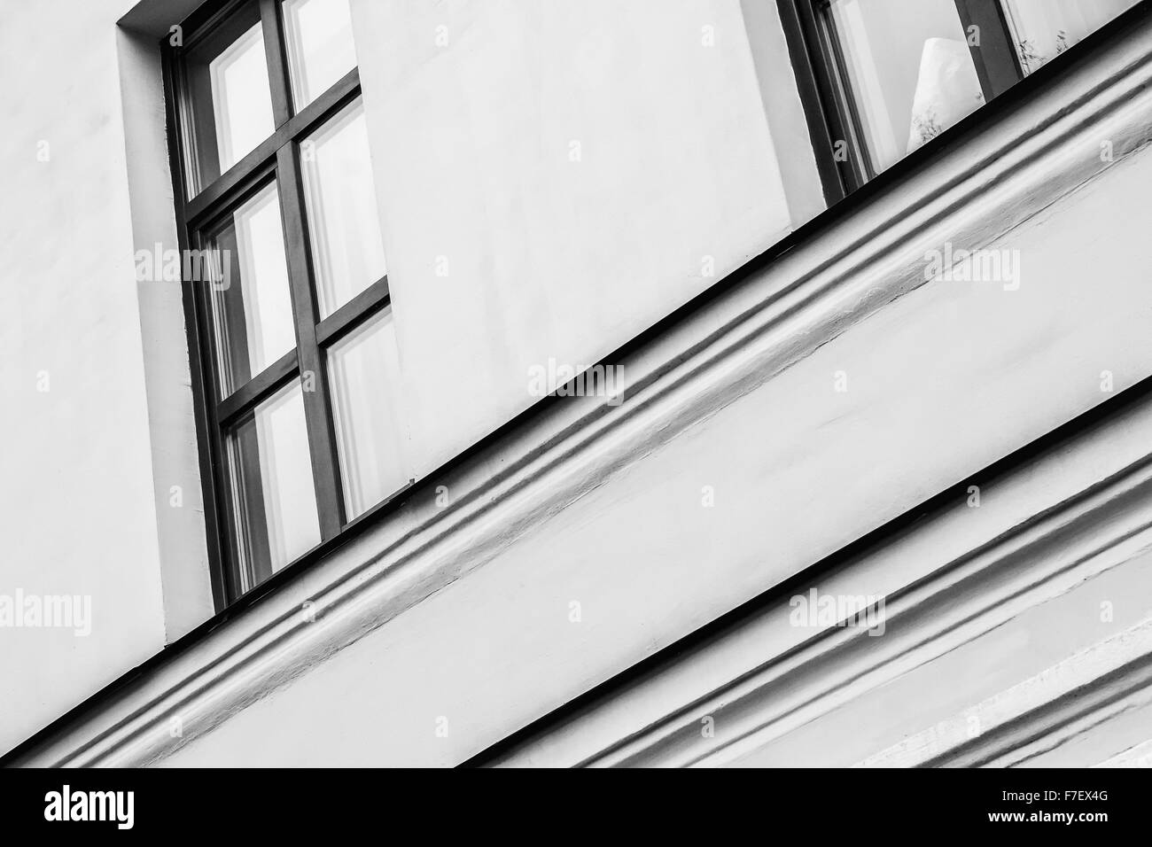 Monochrome noir et blanc photographie abstraite d'un bâtiment avec l'extérieur des cadres de fenêtre, Banque D'Images