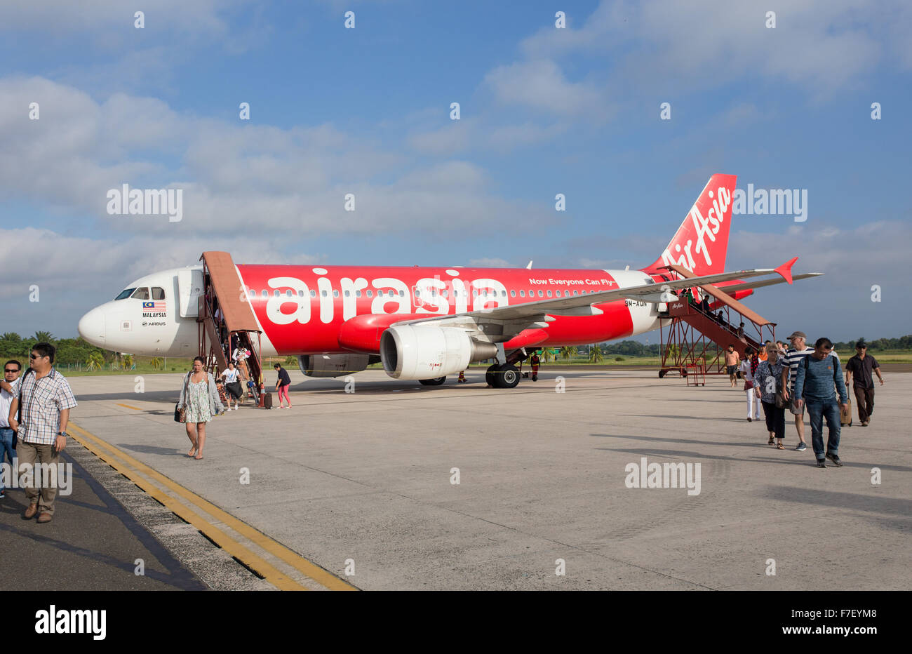 Les passagers débarquant d'Asie de l'air Airbus A320 sur le tarmac de l'Aéroport International de Kuala Lumpur (KLIA 22). Avion regist Banque D'Images