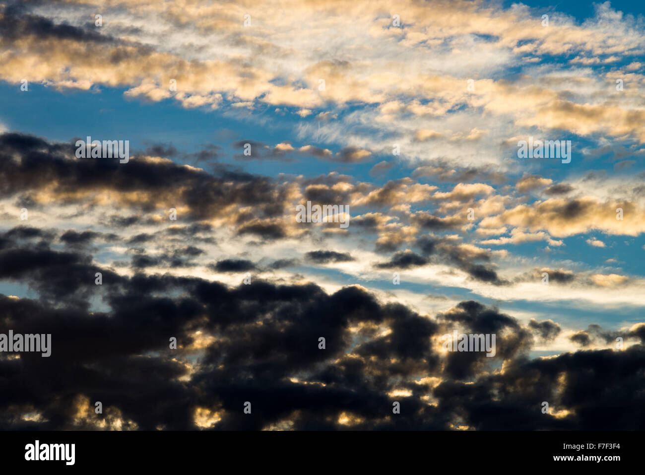 Magnifique Coucher de soleil sur des couleurs vives et Northumberland Nord Scottish Borders Royaume-uni UK Banque D'Images