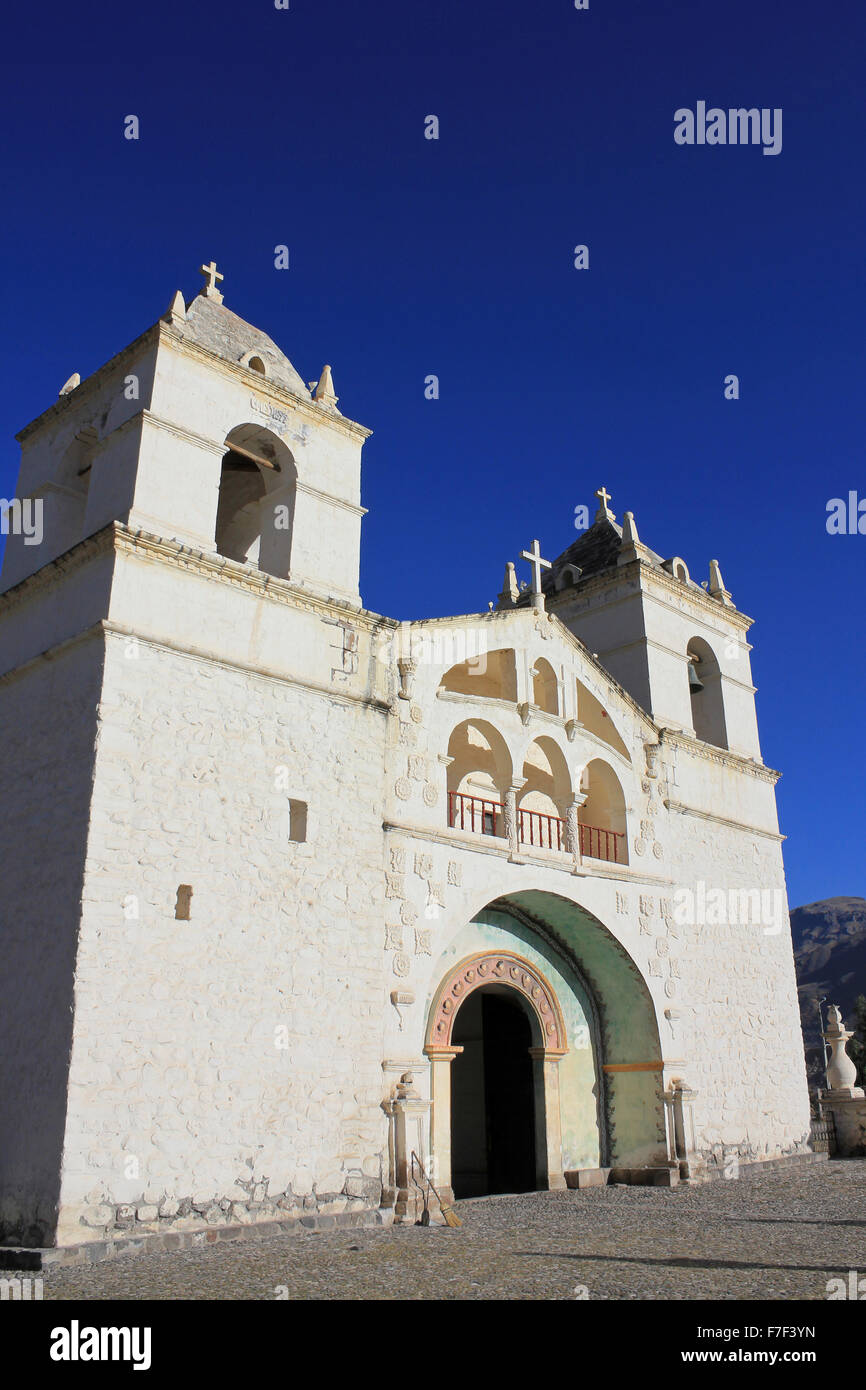 L'Église coloniale à la maca, la vallée de Colca, Pérou Banque D'Images