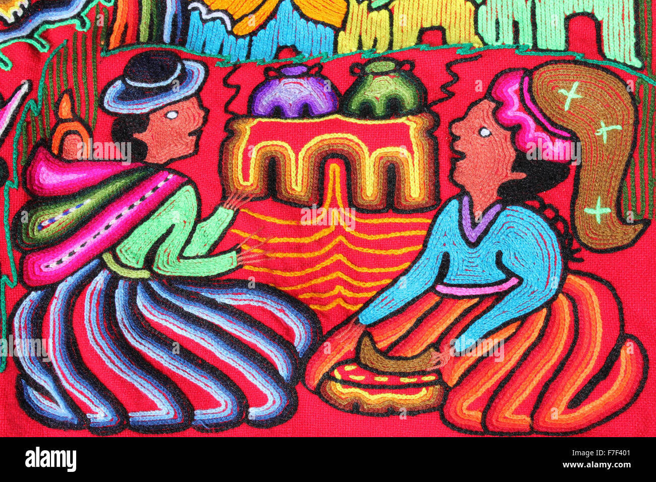 Détail de broderie de deux Péruviens vêtements traditionnels chers sur une tapisserie Banque D'Images