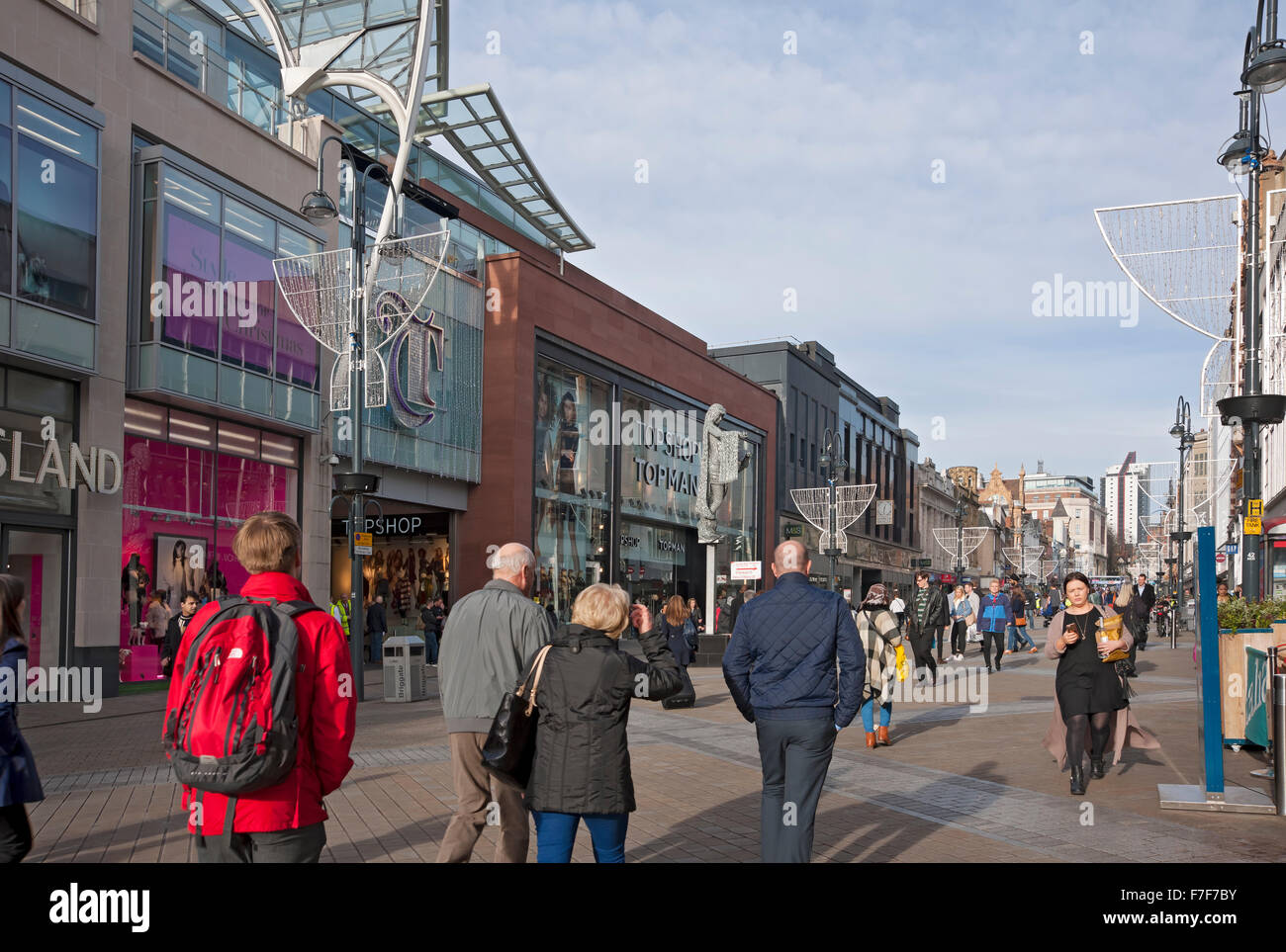 Les gens magasinent à l'entrée de Briggate pour les boutiques de Trinity Leeds Centre en hiver Leeds West Yorkshire Angleterre Royaume-Uni Grande-Bretagne Banque D'Images