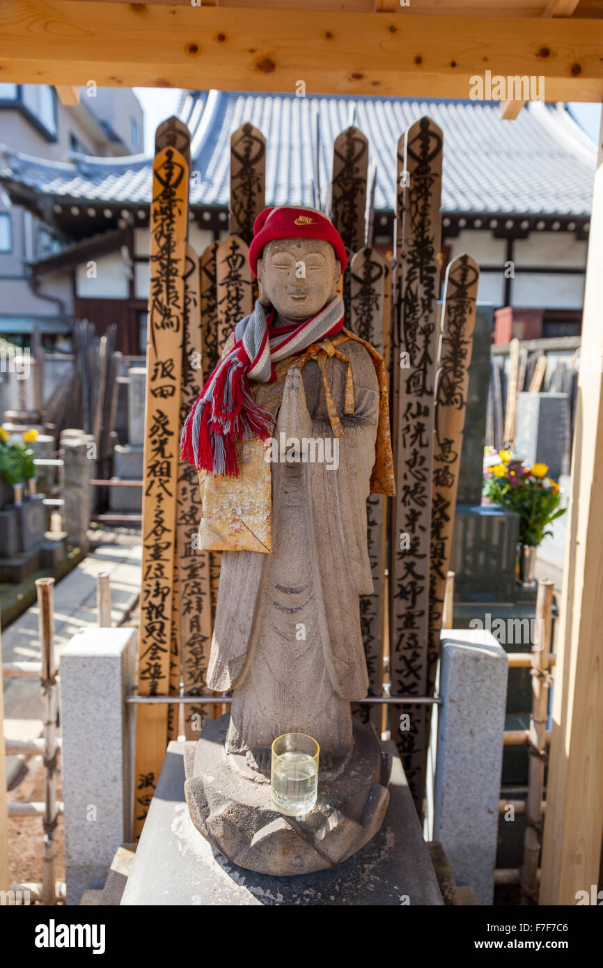 Une statue bouddhiste dans un cimetière à Tokyo Banque D'Images
