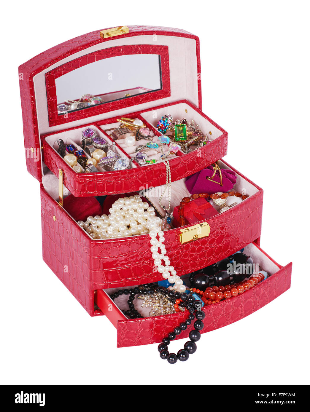 Ouvrir boîte rouge avec bijoux. Isolé sur fond blanc Banque D'Images