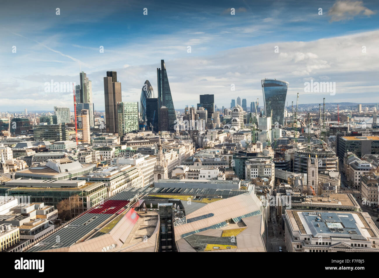 La vue depuis la cathédrale saint Paul à l'Est, vers la ville de Londres. y compris une vue claire des principaux monuments de Londres. Banque D'Images