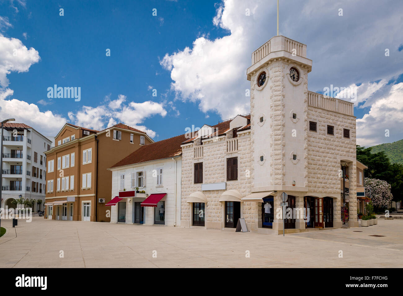 Rue piétonne, dans la vieille ville de Tivat Banque D'Images