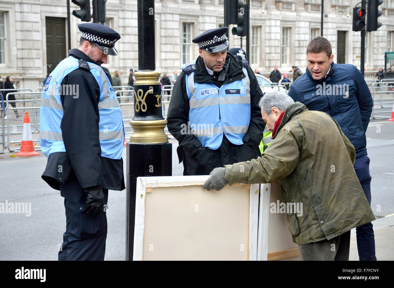 Kaya Mar - caricaturiste - montrant son travail à la police des officiers de liaison à la bombe n'est pas la Syrie manifestation devant Downing St Banque D'Images