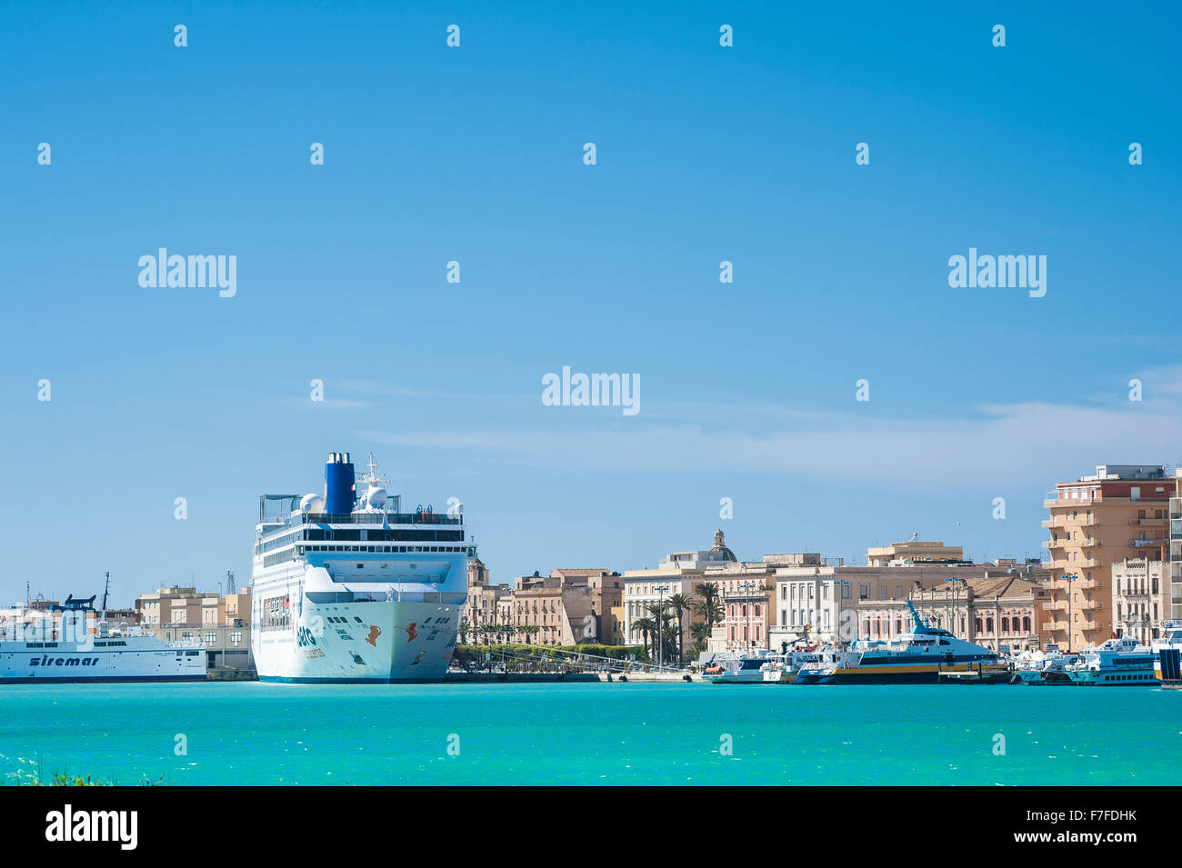 La Sicile, croisière sur un bateau de croisière amarré dans le port de Trapani, en Sicile. Banque D'Images