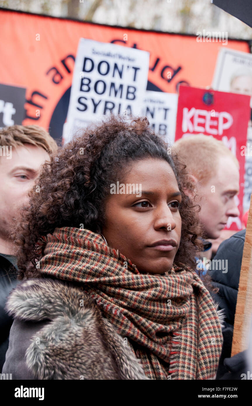 Ne pas attaquer la Syrie de protestation anti-guerre et mars en dehors de Downing Street London par l'arrêt de la guerre le 28 Nov 2015 Banque D'Images