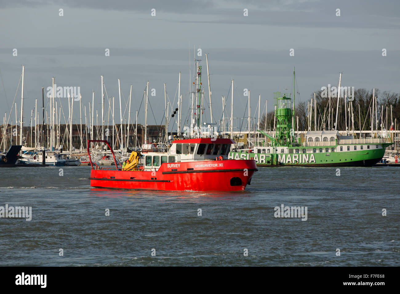 Navire d'arpentage au travail dans le port de Portsmouth. Haslar Marina bateau-phare en arrière-plan Banque D'Images