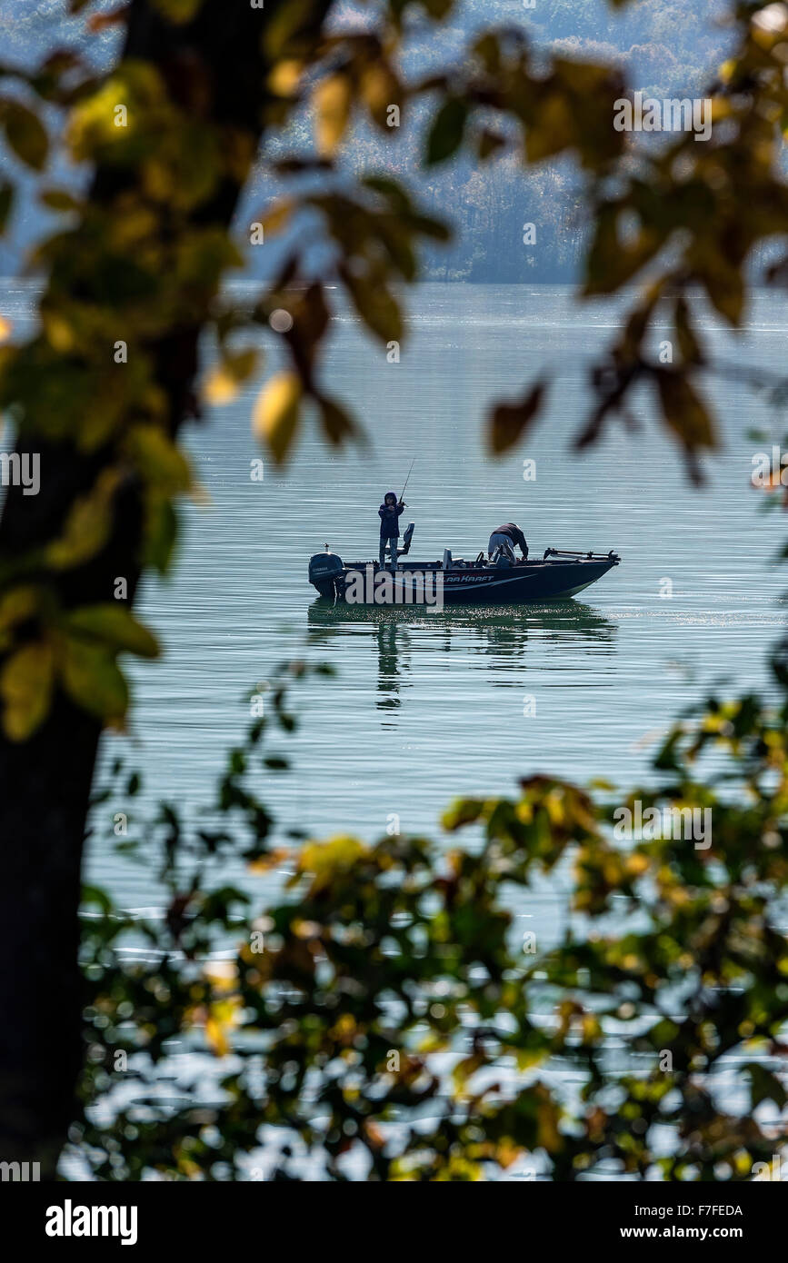 Pêche à la ligne d'un petit bateau à moteur sur le lac Sayers, Howard Township, Michigan, USA Banque D'Images