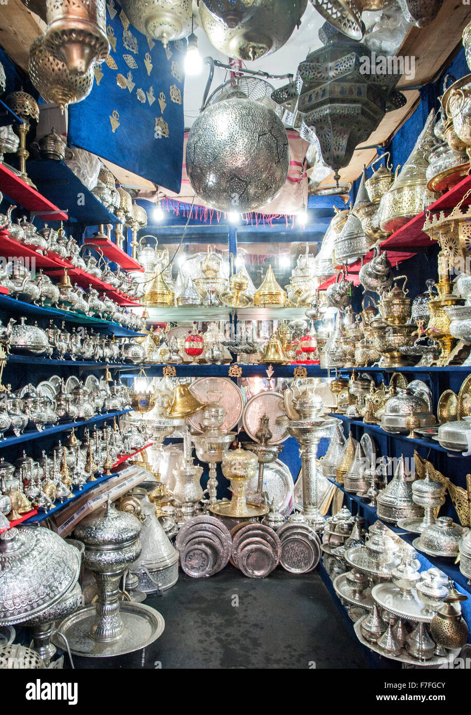 De l'argenterie à vendre dans le souk de Marrakech, Maroc. Banque D'Images