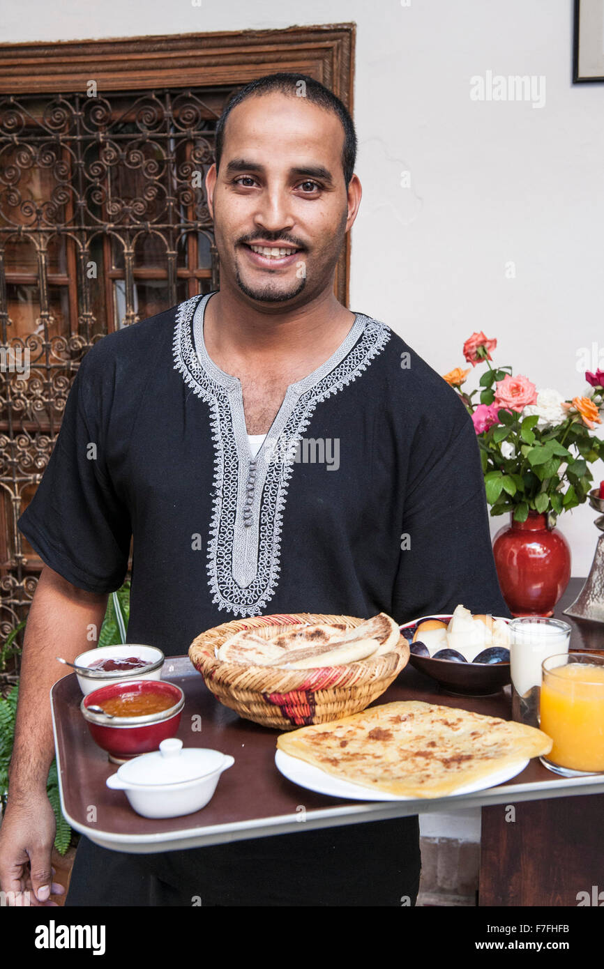 Serveur qui sert le petit-déjeuner à Riad El Zohar, Marrakech, Maroc Photo  Stock - Alamy