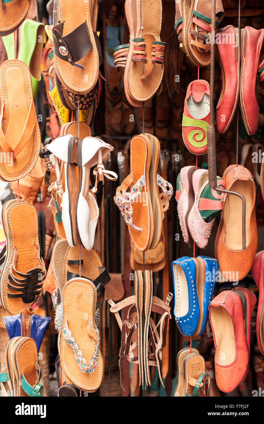 Des chaussures pour la vente dans la ville ancienne médina d'Essaouira, Maroc. Banque D'Images