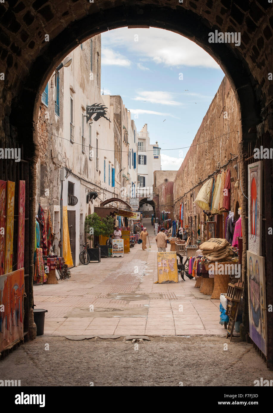 Ruelle dans la ville ancienne médina à Essaouira, Maroc. Banque D'Images